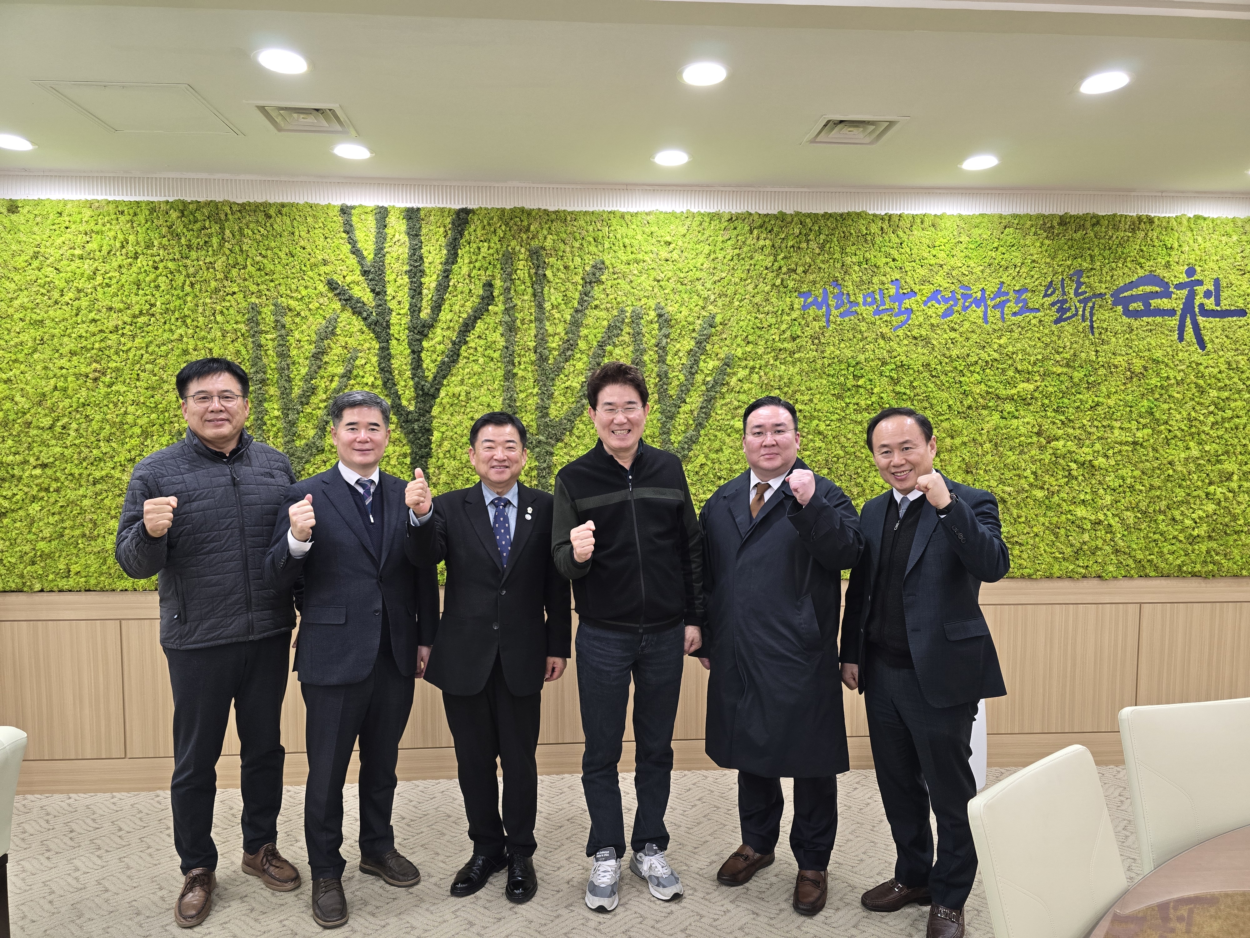 단체사진(화이팅).jpg